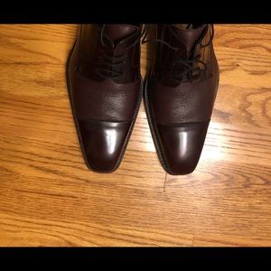 Beautiful Mezlan 9 1/2 shoes for Men, look like brand NEW, COLOR BURGUNDY